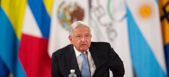 AMLO llama