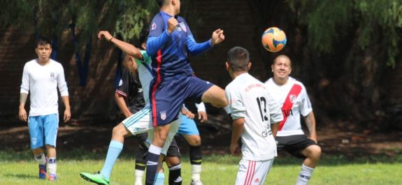 Buenos duelos en la Liga San Isidro de futbol
