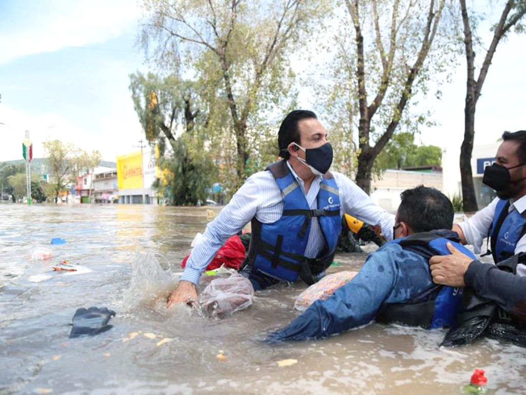 En Tula, se hunde lancha en la que iba Omar Fayad; van 17 muertos por inundaciones