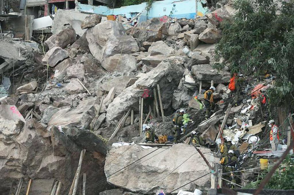 Tres personas continúan desaparecidas tras derrumbe en Cerro del Chiquihuite