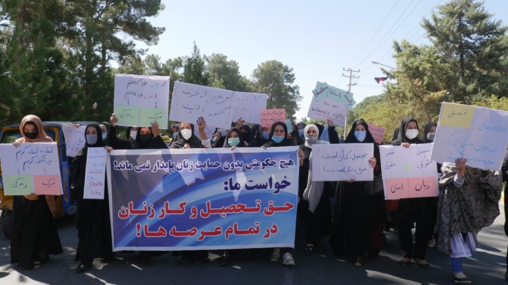 Decenas de mujeres se manifiestan en Herat para pedir que no se forme un Gobierno solo con hombres