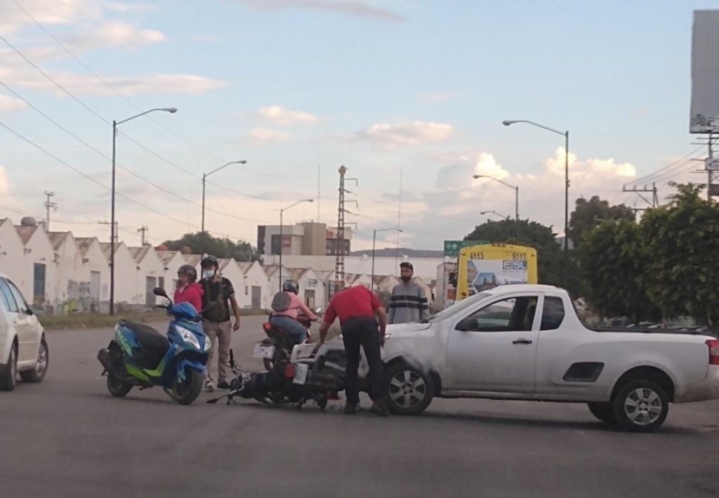 Camioneta  arrolla a motociclista