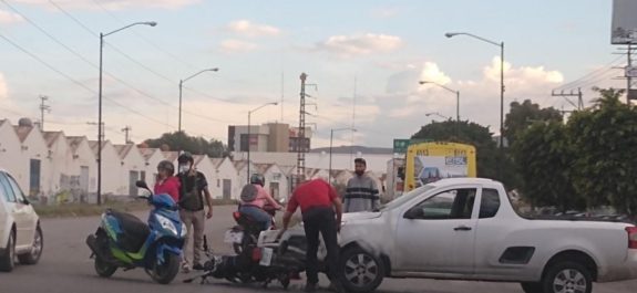 Camioneta arrolla a motociclista