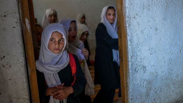 Escuelas secundarias reabren en Afganistán