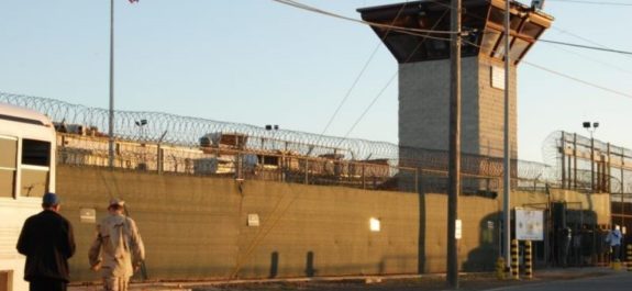 Exmilitar de EU reconoce ante la televisión alemana torturas en Guantánamo