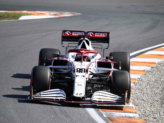 El piloto polaco, Robert Kubica, seguirá reemplazando a Kimi Raikkonen en el volante de Alfa Romeo, ahora en el Gran Premio de Italia de la F1 que se correrá el próximo fin de semana.      Raikkonen dio positivo a covid antes del Gran Premio de Holanda y el piloto reserva de la escudería ocupó su lugar, quedando en el sitio 15 el pasado fin de semana.     Después de su prueba positiva de Covid-19 la semana pasada, Kimi Raikkonen no participará en el Gran Premio de Italia de este fin de semana, con Robert Kubica listo para correr en su lugar por Alfa Romeo”, anunció la F1.     Kubica tuvo en Holanda su primera aparición en un Gran Premio desde el final de la temporada 2019, cuando conducía para Williams. No paritcipó en las sesiones de práctica del viernes.