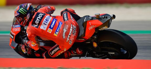 Carrera por nota de Pecco Bagnaia en MotoGP y se lleva la victoria en el Gran Premio de MotorLand en Aragón