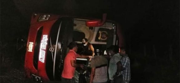 Volcadura de autobús que transportaba migrantes deja varios heridos graves