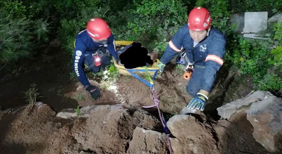 Cae camioneta a barranco, un muerto, un herido 