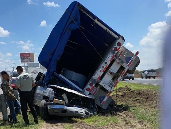 Tráiler sale del camino y arrolla camioneta 