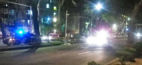 Motociclista atropella y mata a mujer de tercera edad sobre Av. Aquiles Serdán, Azcapo