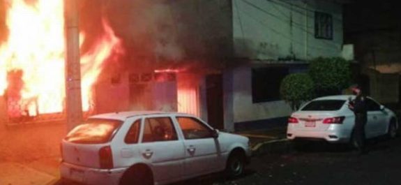 Rescatan a dos hombres de voraz incendio en Álvaro Obregón
