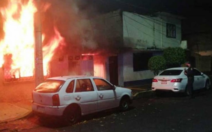 Rescatan a dos hombres de voraz incendio en Álvaro Obregón