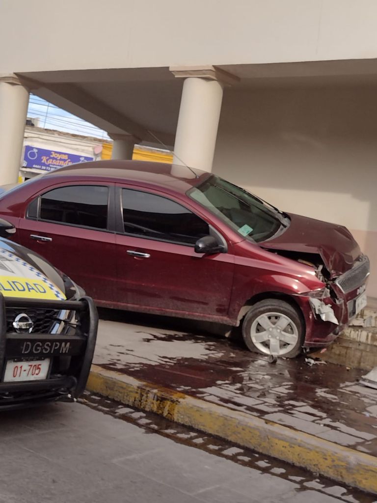 accidente, auto Aveo, guinda, contra fachada de Coppel, una persona golpeada