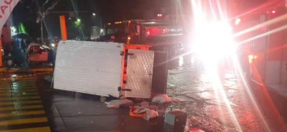 Choque de camioneta y pipa en la Zona Industrial deja tres lesionados