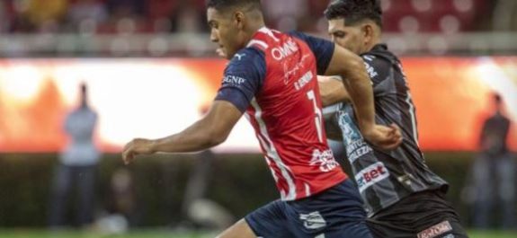 Chivas rescató la victoria ante Pachuca a una semana del Clásico Nacional