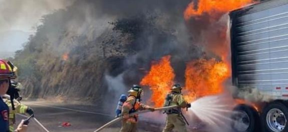 Tráiler fue pasto del fuego