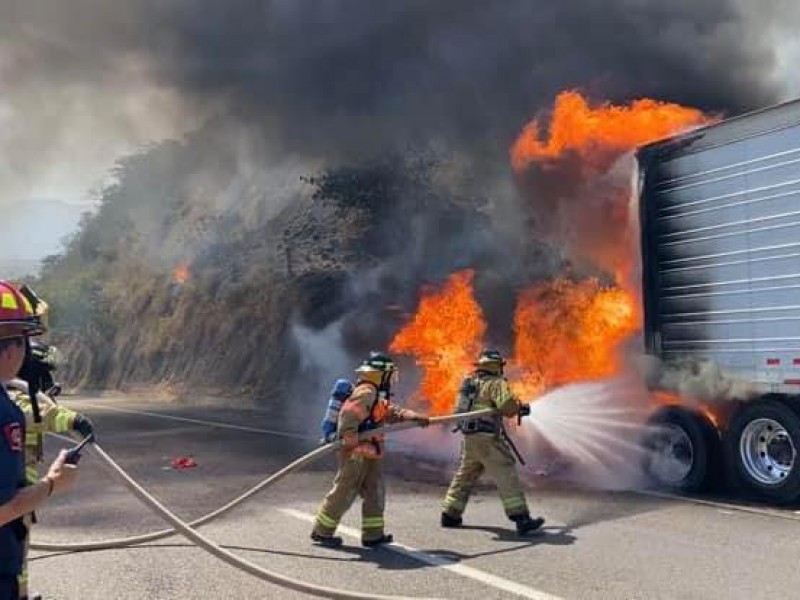 Tráiler fue pasto del fuego 