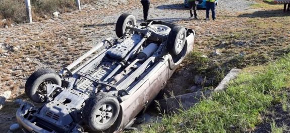 Vuelca camioneta, una persona muerta, dos lesionadas