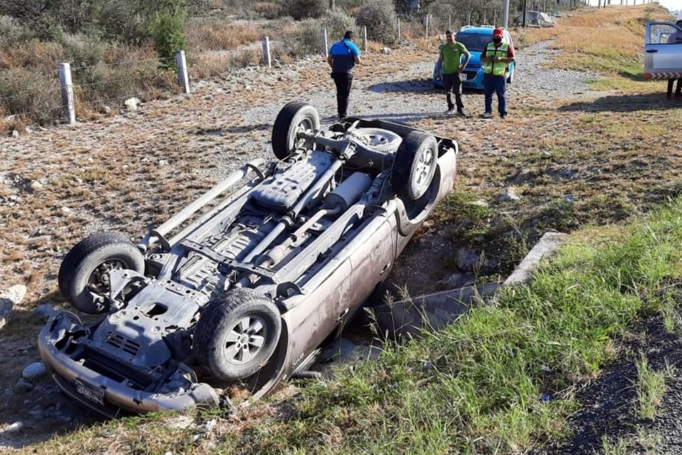 Vuelca camioneta, una persona muerta, dos lesionadas 