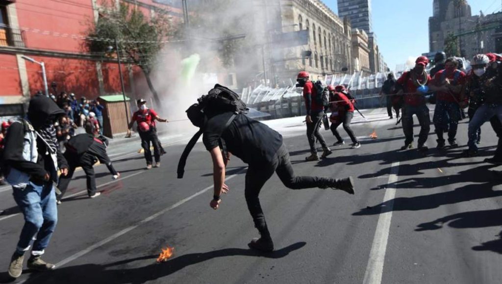 Cinco policías lesionados en marcha del 2 de octubre