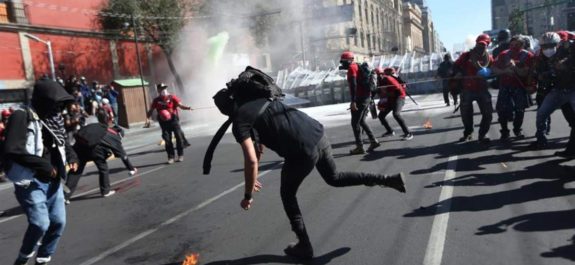 Cinco policías lesionados en marcha del 2 de octubre