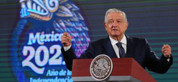 AMLO se va contra el FMI: "causaron la decadencia económica en el mundo"