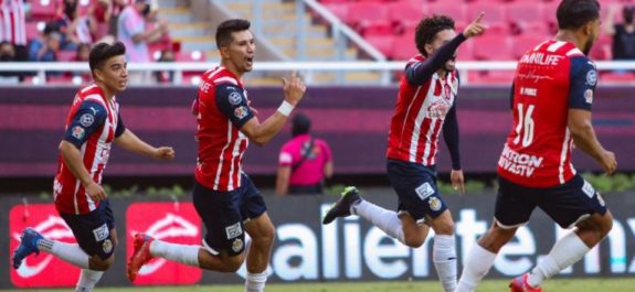 Chivas venció a Toluca con goles en tiempo de compensación