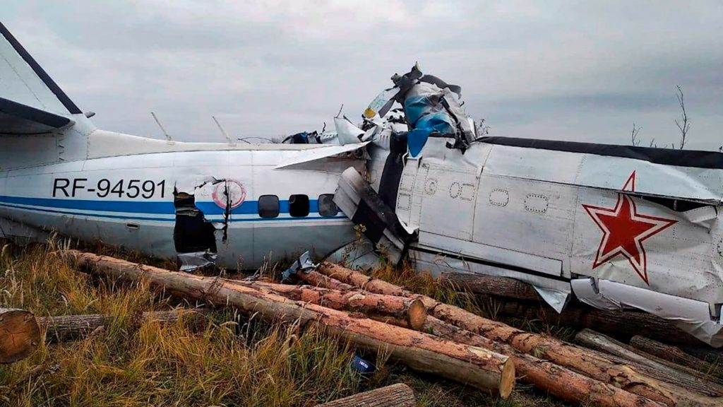 Deja 16 muertos accidente de avión que transportaba paracaidistas en Rusia
