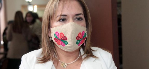 La LXIII Legislatura trabajará coordinadamente con el Gobierno del Estado para que se integre un presupuesto adecuado para la Secretaría de Salud, con el objetivo de que se cuenten con recursos económicos que garanticen el abasto de medicamentos y la asignación de personal médico y enfermeras a los centros de salud y hospitales del estado. La diputada Yolanda Josefina Cepeda Echavarría, presidenta de la Comisión de Salud y Asistencia Social del Congreso del Estado, precisó que, “se le pondrá un énfasis especial a la problemática que enfrenta el Hospital Central Dr. Ignacio Morones Prieto, en donde se ha denunciado que existe un grave problema de abasto de medicamentos y que enfrentan una severa crisis económica”. Anunció que en los próximos días, las diputadas y diputados que integran la Comisión de Salud y Asistencia Social, realizarán en compañía del secretario de Salud, Dr. Daniel Acosta Díaz de León una visita al Hospital Central “Dr. Ignacio Morones Prieto”, en donde nos presentarán un diagnóstico de las condiciones en que se encuentra el nosocomio. “Afortunadamente el Gobernador del Estado, Ricardo Gallardo y el secretario de Salud, doctor Daniel Acosta han mostrado una gran responsabilidad e interés por resolver los problemas económicos, de abasto de medicamentos y de personal que a los que se enfrenta el sector salud, y han girado instrucciones para implementar acciones para resolverlos”, dijo. La diputada Yolanda Cepeda, puntualizó que, “en el Congreso del Estado actuaremos con toda responsabilidad para lograr que el sector salud cuente con un presupuesto adecuado para el ejercicio fiscal 2022, necesitamos que todas las clínicas y hospitales cuenten con medicamentos y personal médico que garanticen una atención de calidad y calidez a la población”.