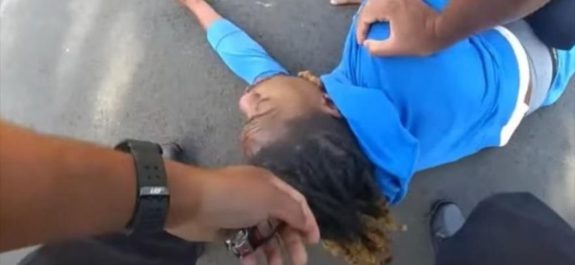Policías de EEUU arrastran a parapléjico negro por el cabello