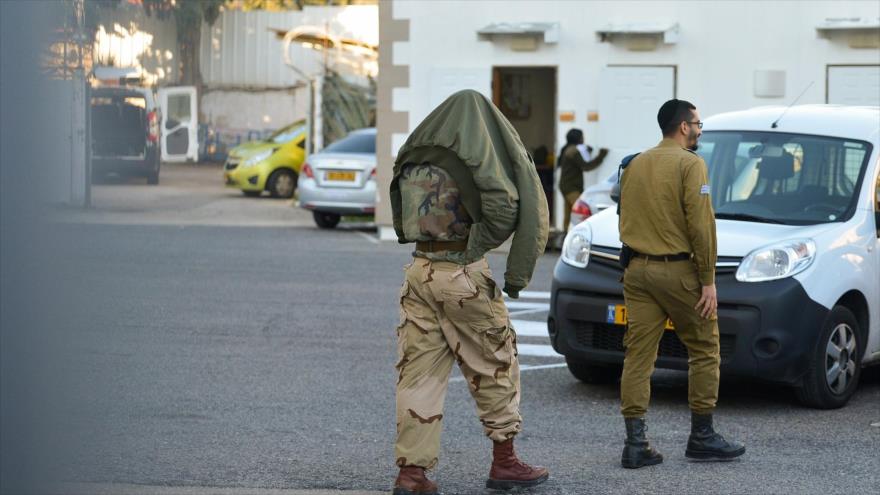 Cuatro soldados israelíes han sido arrestados por abusar física y sexualmente de un ciudadano palestino detenido el mes pasado en Cisjordania.    La víctima fue agredida en el furgón camino de una base militar del batallón Netzah Yehuda, formado por judíos ultraortodoxos, donde continuaron los abusos. Las autoridades encargadas del caso sospechan que también fue agredido sexualmente.   El caso se ha conocido este miércoles, aunque las detenciones han tenido lugar a lo largo de esta semana tras interrogar a diez militares de las fuerzas de guerra israelíes, después de que este ciudadano palestino denunciara los supuestos abusos a la autoridad médica militar.   A pesar de que varias organizaciones defensoras de los derechos humanos han denunciado los malos tratos que sufren los prisioneros palestinos, todavía no se ha producido ningún cambio en las políticas de Israel y los encarcelados siguen siendo blanco de torturas y abusos físicos.  Jofré: Presos palestinos sufren tortura por impunidad de Israel “La represión, la tortura y asesinatos son pan de día” de los presos palestinos en las cárceles israelíes, dice un analista y denuncia la impunidad de Israel.   Durante una entrevista concedida este miércoles a HispanTV, el politólogo chileno Pablo Jofré Leal ha abordado la situación inhumana que sufren los prisioneros palestinos en las cárceles israelíes, donde son privados de sus derechos humanos más básicos. Esta misma jornada, cientos de reclusos palestinos, miembros del movimiento de la Yihad Islámica Palestina, en cárceles de Israel han iniciado una huelga de hambre en protesta por las duras medidas punitivas impuestas en su contra.   Los huelguistas reclaman el fin de las “medidas abusivas” impuestas por las autoridades israelíes desde la fuga de seis presos palestinos de la prisión de máxima seguridad de Gilboa en septiembre.
