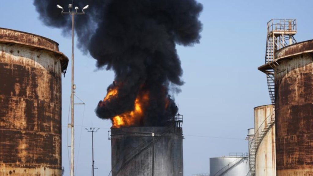 Un enorme incendio arde en  instalación petrolera de Líbano