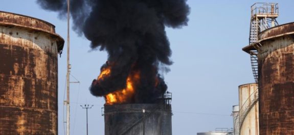 Un enorme incendio arde en instalación petrolera de Líbano