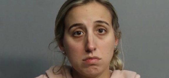 Maestra de teatro que tuvo sexo con su alumno de 14 años es detenida por abuso de menores