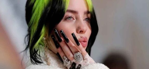 Unirnos para salvar a nuestro planeta, pide Billie Eilish en video