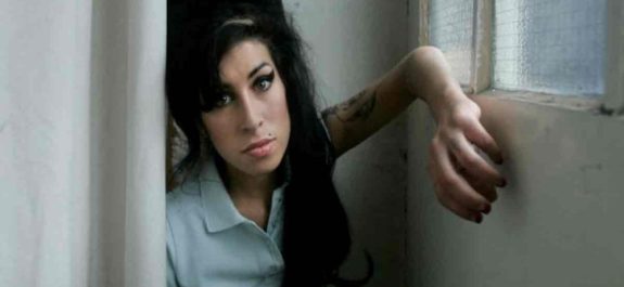 Ropa y objetos de Amy Winehouse salen a subasta por 2 millones de dólares