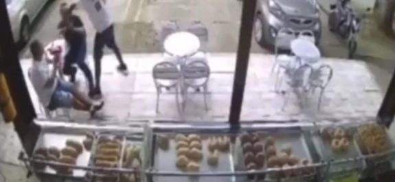 Mueren ladrones de panadería; caen abatidos por su víctima