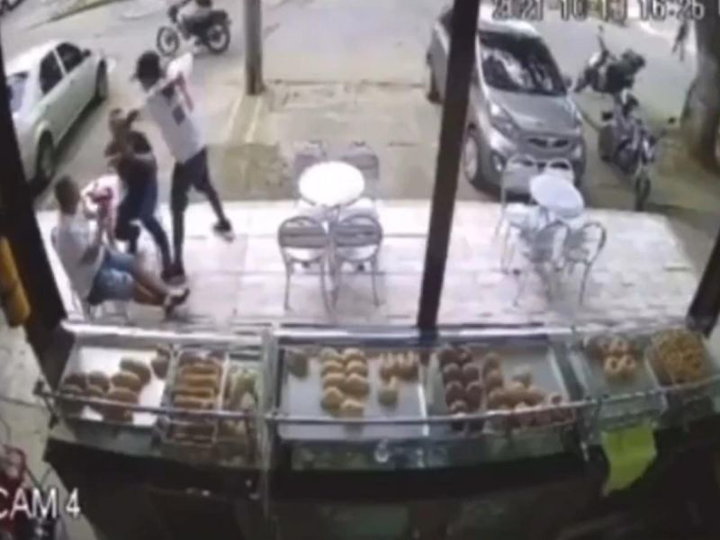 Mueren ladrones de panadería; caen abatidos por su víctima