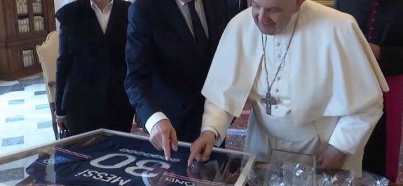 Regalan al Papa Francisco playera del PSG autografiada por Messi