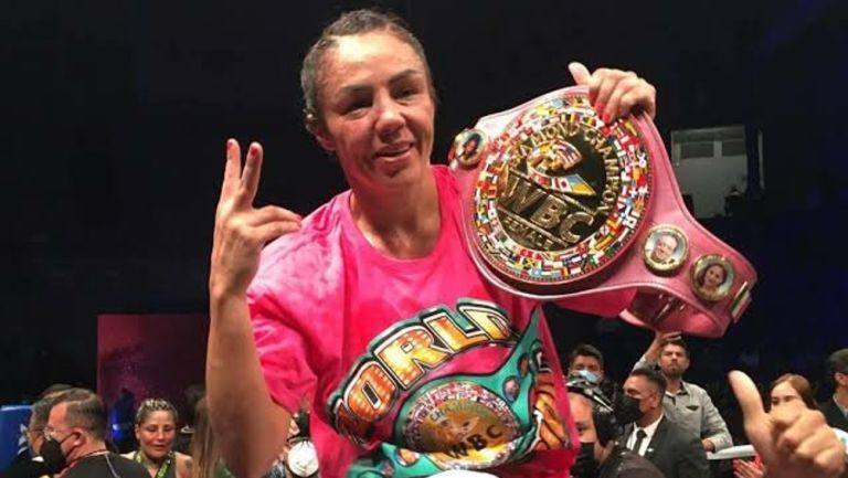Jackie Nava venció a la Barby Juárez y se coronó campeona diamante Supergallo del CMB