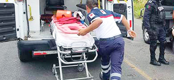 Vehículo cayó a barranco de 700 metros, una lesionada