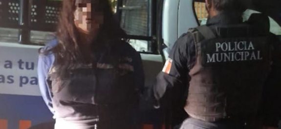 Detienen a mujer por dar golpiza a su padre en Querétaro