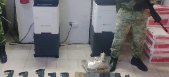 Ejercito Mexicano asegura fusil Barret, armas y cartuchos en Nuevo Laredo