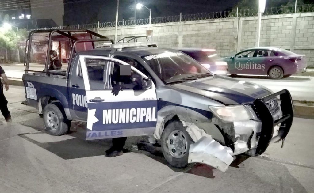 Patrulla municipal impactó contra otro vehículo; dos heridos