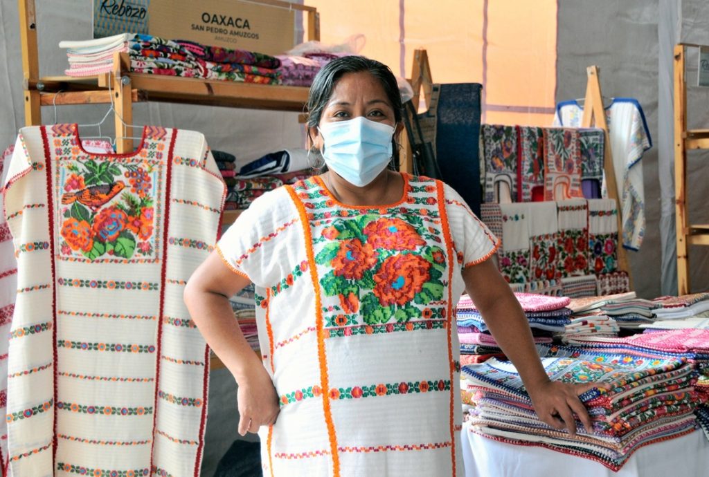 Artesanos innovan para impulsar el uso del rebozo en México