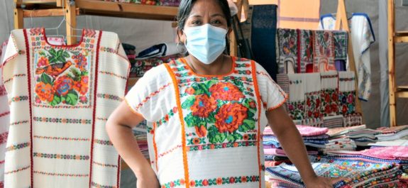 Artesanos innovan para impulsar el uso del rebozo en México