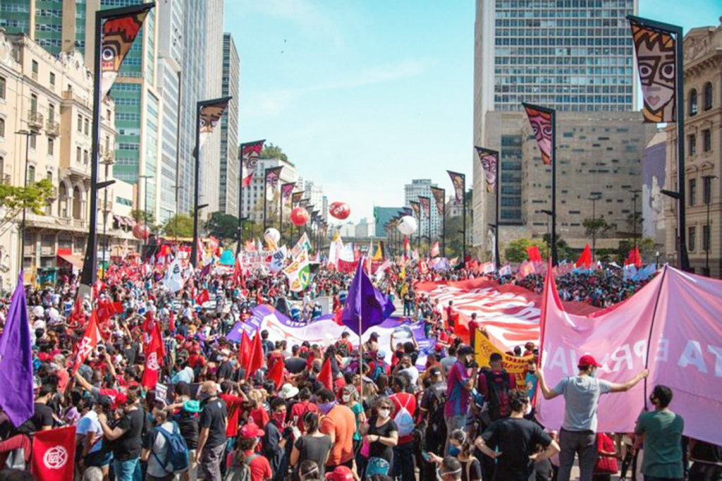 Miles de brasileños piden  la renuncia de Bolsonaro