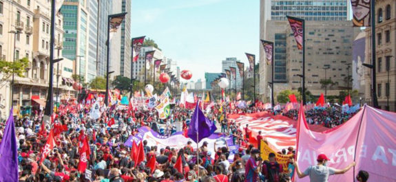 Miles de brasileños piden la renuncia de Bolsonaro
