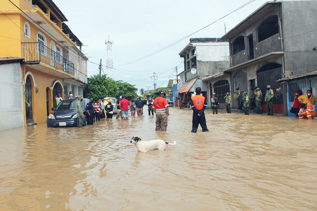 Huracán ‘Rick’ avanza por Michoacán; deja estragos e inundaciones en Guerrero